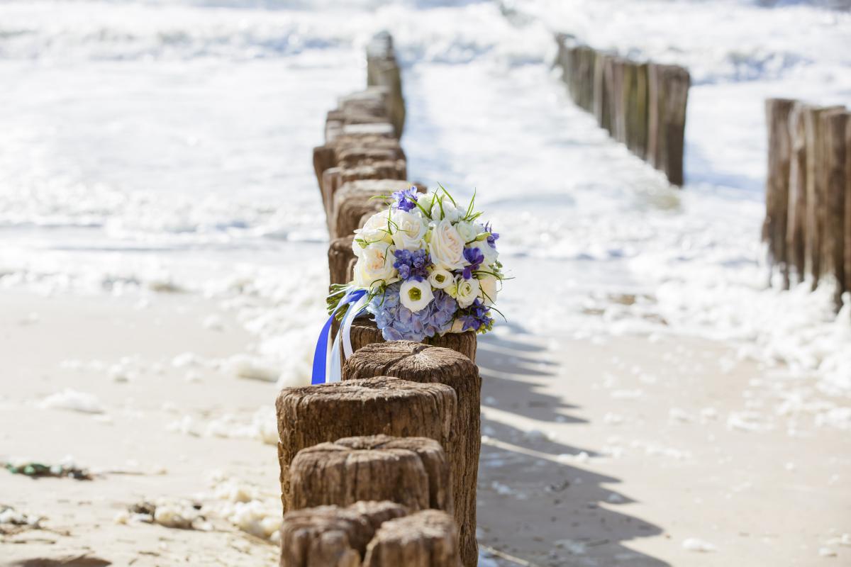 Bruidsarrangement Zeeland strand.jpg