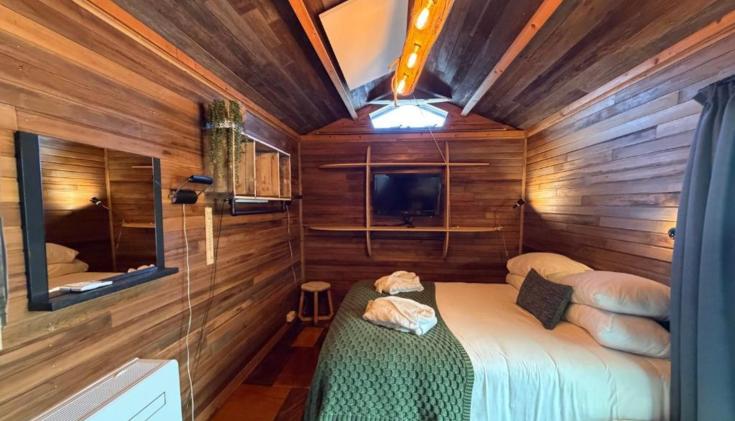 Vacances ultimes au bord de la mer dans une tiny house en Bois